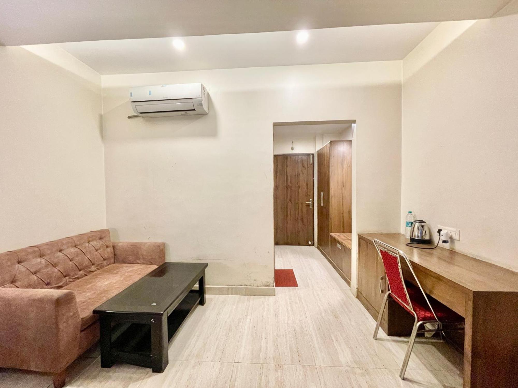 Hotel Rudraksh ! Varanasi !Fully-Air-Conditioned Hotel At Prime Location With Parking Availability, Near Kashi Vishwanath Temple, And Ganga Ghat 2 Zewnętrze zdjęcie
