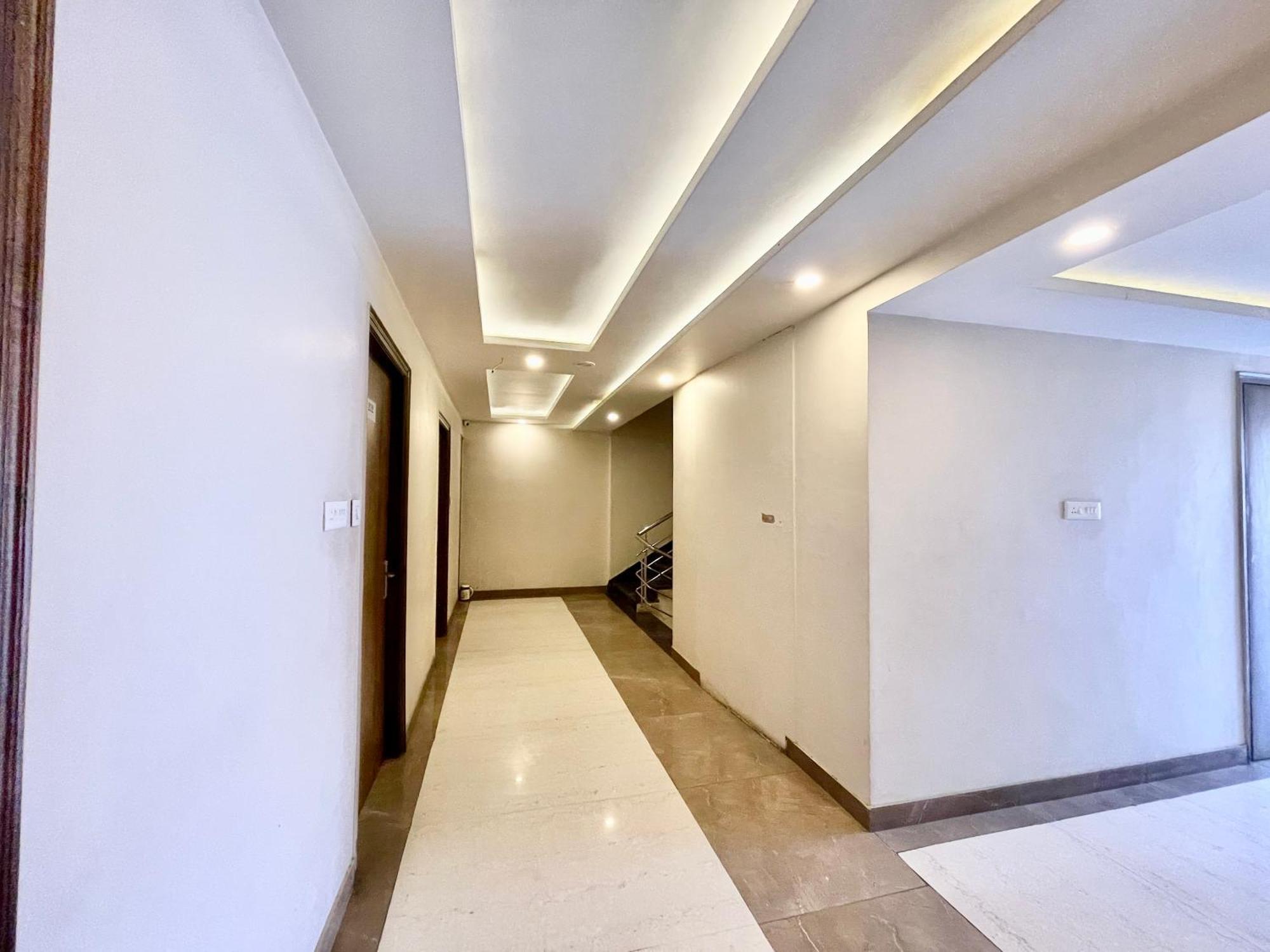 Hotel Rudraksh ! Varanasi !Fully-Air-Conditioned Hotel At Prime Location With Parking Availability, Near Kashi Vishwanath Temple, And Ganga Ghat 2 Zewnętrze zdjęcie