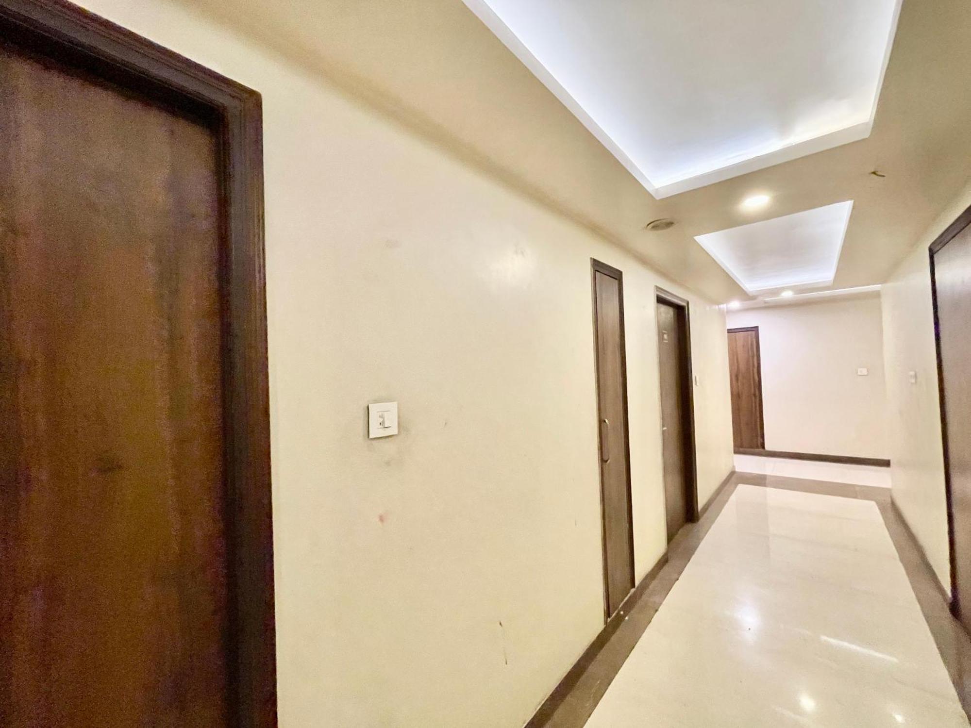 Hotel Rudraksh ! Varanasi !Fully-Air-Conditioned Hotel At Prime Location With Parking Availability, Near Kashi Vishwanath Temple, And Ganga Ghat 2 Zewnętrze zdjęcie