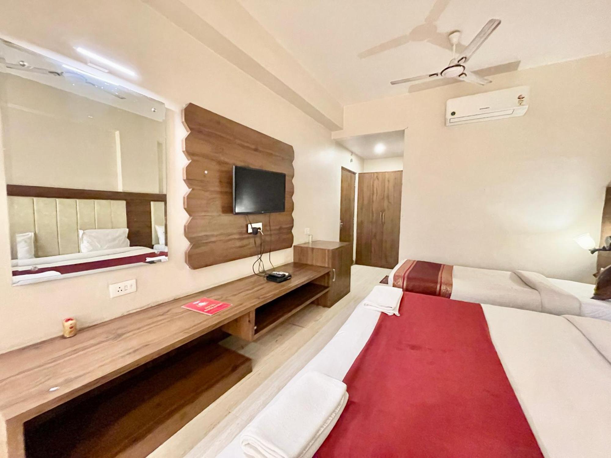 Hotel Rudraksh ! Varanasi !Fully-Air-Conditioned Hotel At Prime Location With Parking Availability, Near Kashi Vishwanath Temple, And Ganga Ghat 2 Zewnętrze zdjęcie