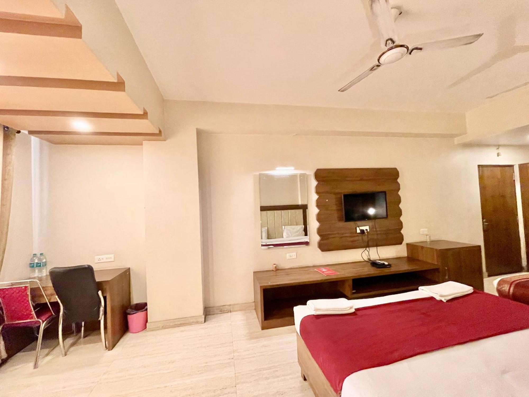 Hotel Rudraksh ! Varanasi !Fully-Air-Conditioned Hotel At Prime Location With Parking Availability, Near Kashi Vishwanath Temple, And Ganga Ghat 2 Zewnętrze zdjęcie