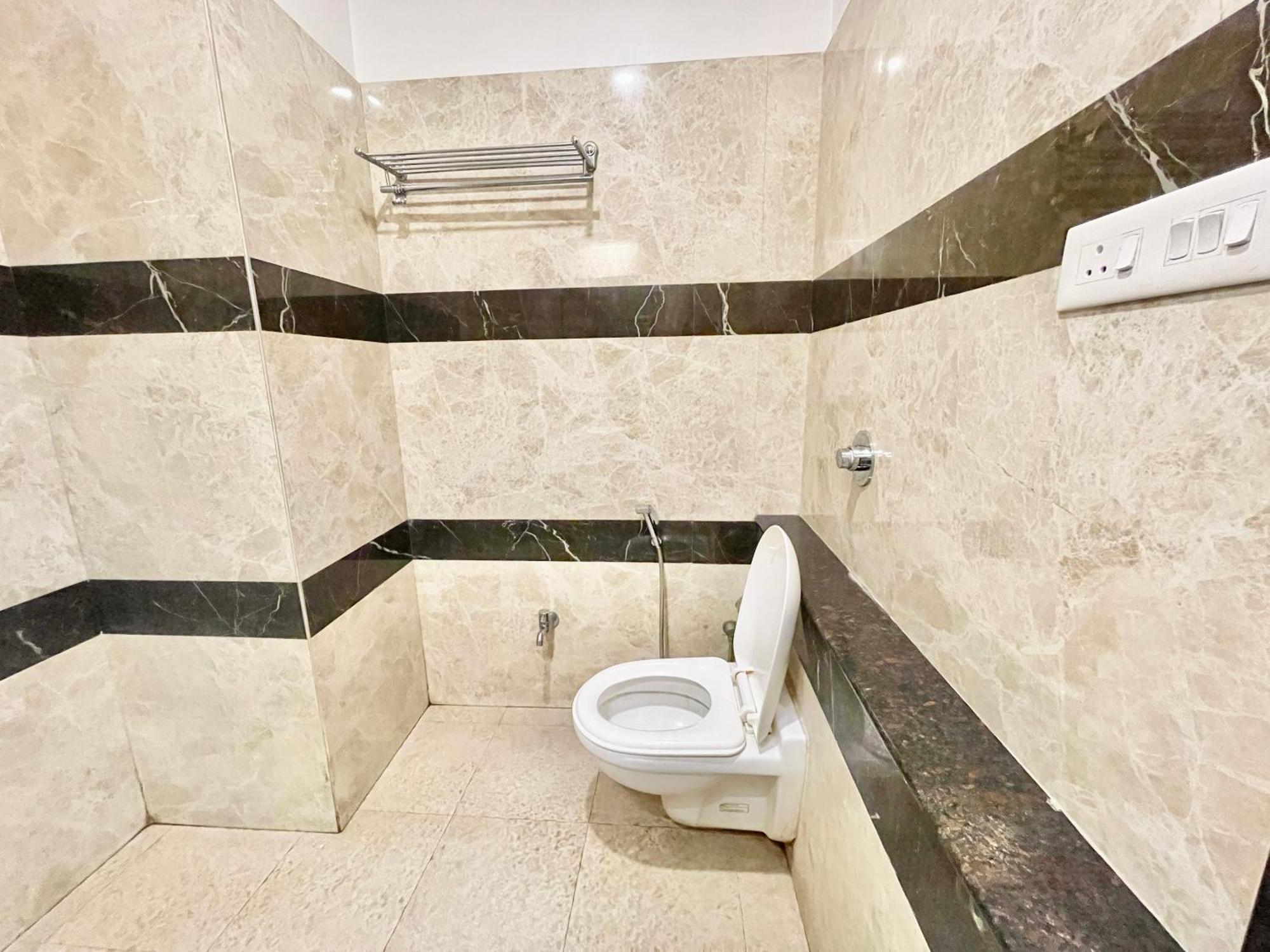 Hotel Rudraksh ! Varanasi !Fully-Air-Conditioned Hotel At Prime Location With Parking Availability, Near Kashi Vishwanath Temple, And Ganga Ghat 2 Zewnętrze zdjęcie