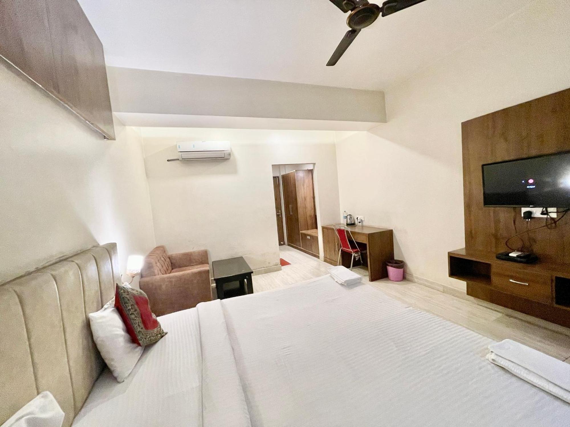 Hotel Rudraksh ! Varanasi !Fully-Air-Conditioned Hotel At Prime Location With Parking Availability, Near Kashi Vishwanath Temple, And Ganga Ghat 2 Zewnętrze zdjęcie