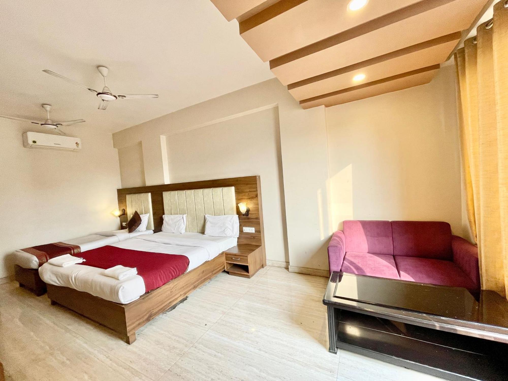 Hotel Rudraksh ! Varanasi !Fully-Air-Conditioned Hotel At Prime Location With Parking Availability, Near Kashi Vishwanath Temple, And Ganga Ghat 2 Zewnętrze zdjęcie