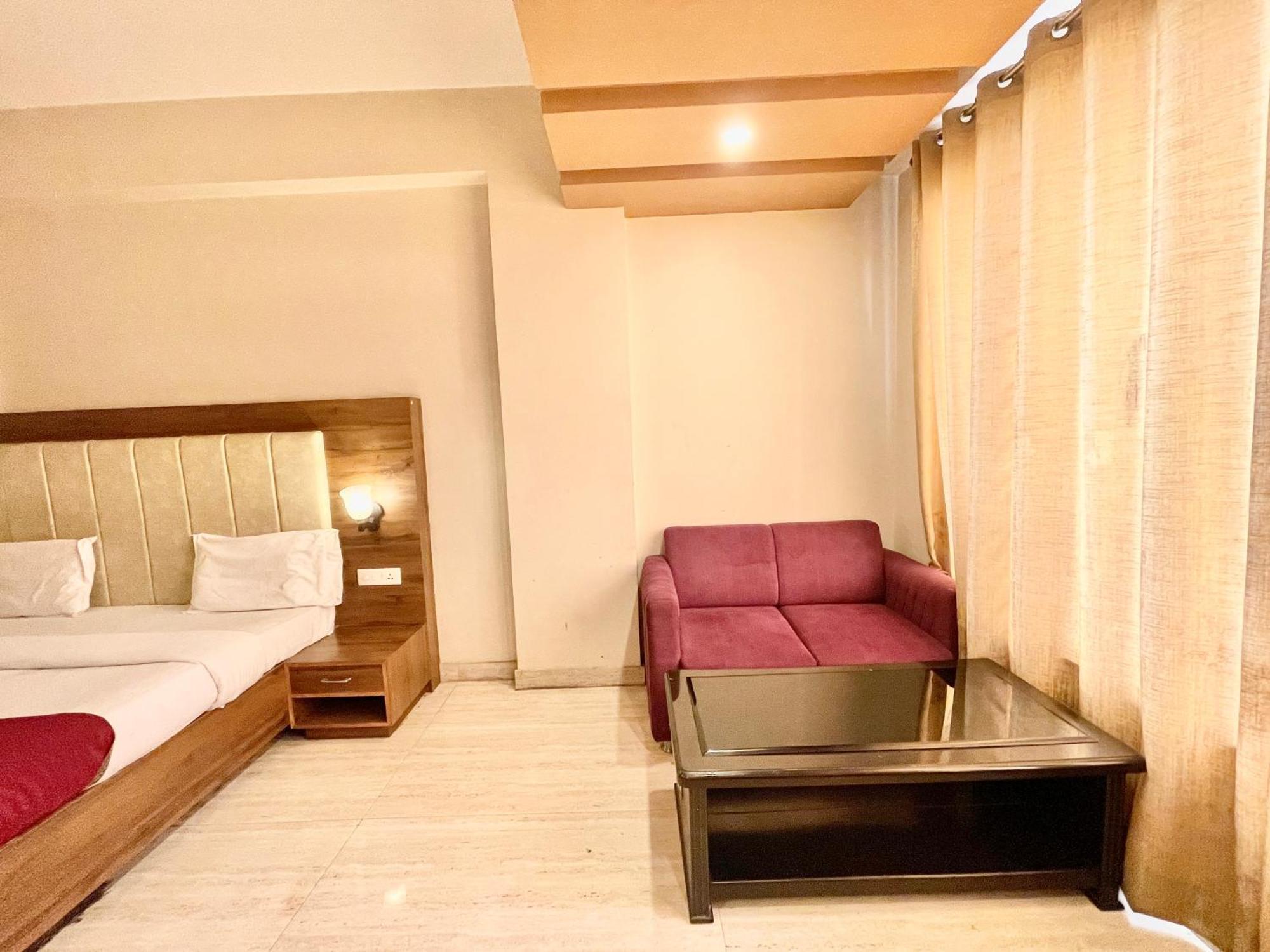 Hotel Rudraksh ! Varanasi !Fully-Air-Conditioned Hotel At Prime Location With Parking Availability, Near Kashi Vishwanath Temple, And Ganga Ghat 2 Zewnętrze zdjęcie