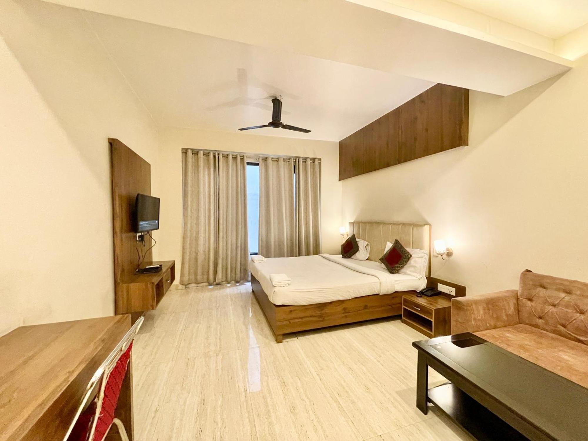Hotel Rudraksh ! Varanasi !Fully-Air-Conditioned Hotel At Prime Location With Parking Availability, Near Kashi Vishwanath Temple, And Ganga Ghat 2 Zewnętrze zdjęcie