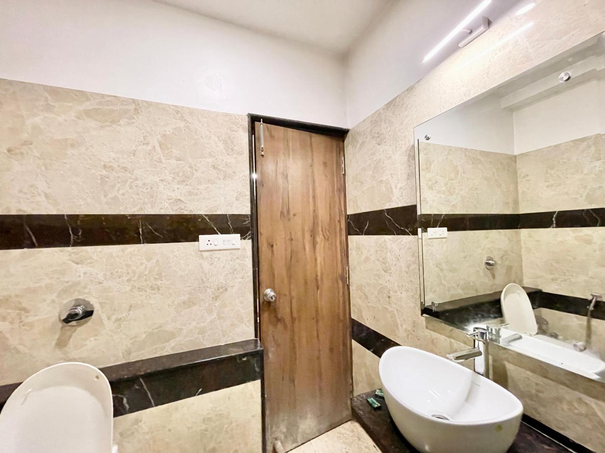 Hotel Rudraksh ! Varanasi !Fully-Air-Conditioned Hotel At Prime Location With Parking Availability, Near Kashi Vishwanath Temple, And Ganga Ghat 2 Zewnętrze zdjęcie