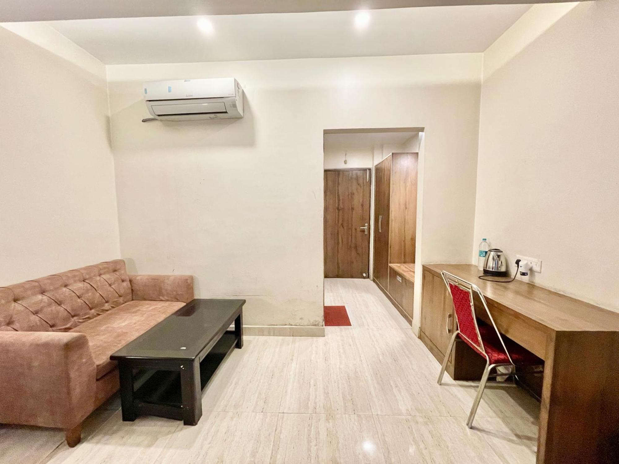 Hotel Rudraksh ! Varanasi !Fully-Air-Conditioned Hotel At Prime Location With Parking Availability, Near Kashi Vishwanath Temple, And Ganga Ghat 2 Zewnętrze zdjęcie