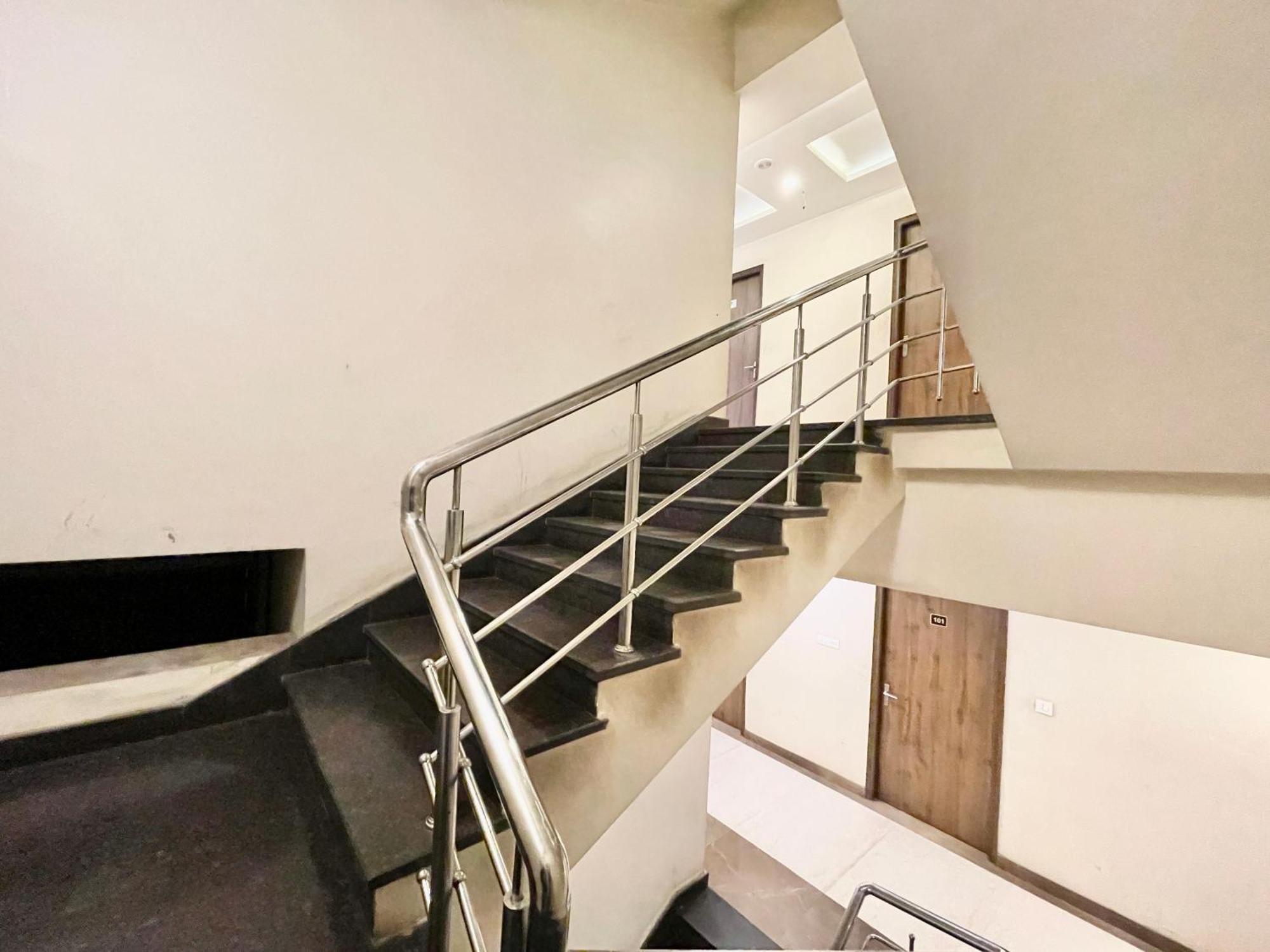 Hotel Rudraksh ! Varanasi !Fully-Air-Conditioned Hotel At Prime Location With Parking Availability, Near Kashi Vishwanath Temple, And Ganga Ghat 2 Zewnętrze zdjęcie
