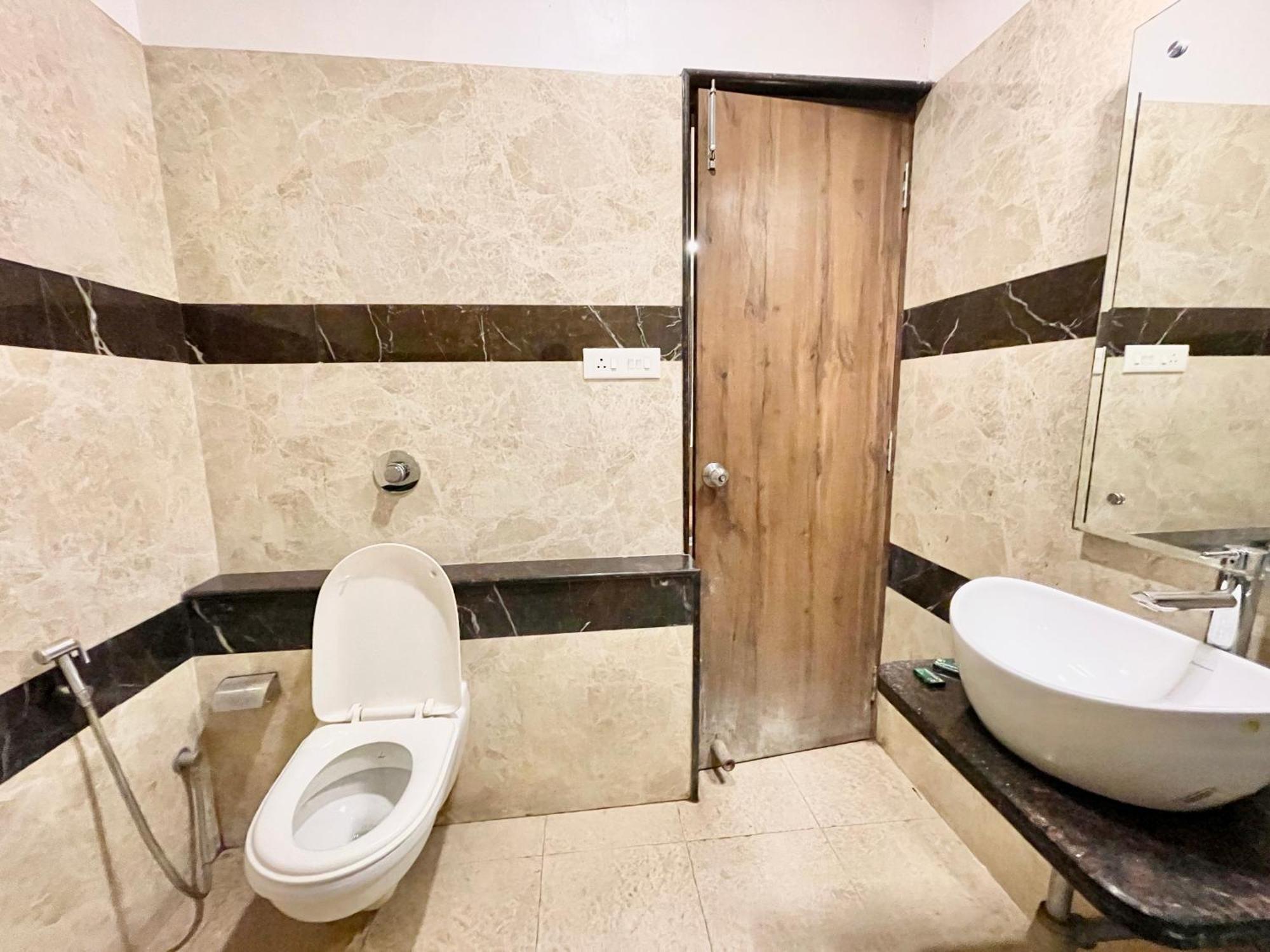 Hotel Rudraksh ! Varanasi !Fully-Air-Conditioned Hotel At Prime Location With Parking Availability, Near Kashi Vishwanath Temple, And Ganga Ghat 2 Zewnętrze zdjęcie