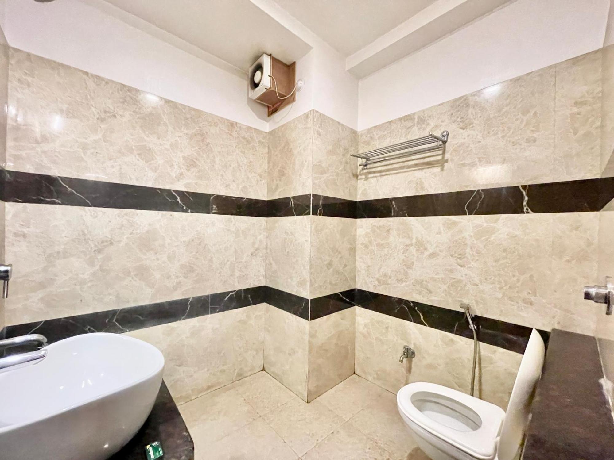 Hotel Rudraksh ! Varanasi !Fully-Air-Conditioned Hotel At Prime Location With Parking Availability, Near Kashi Vishwanath Temple, And Ganga Ghat 2 Zewnętrze zdjęcie