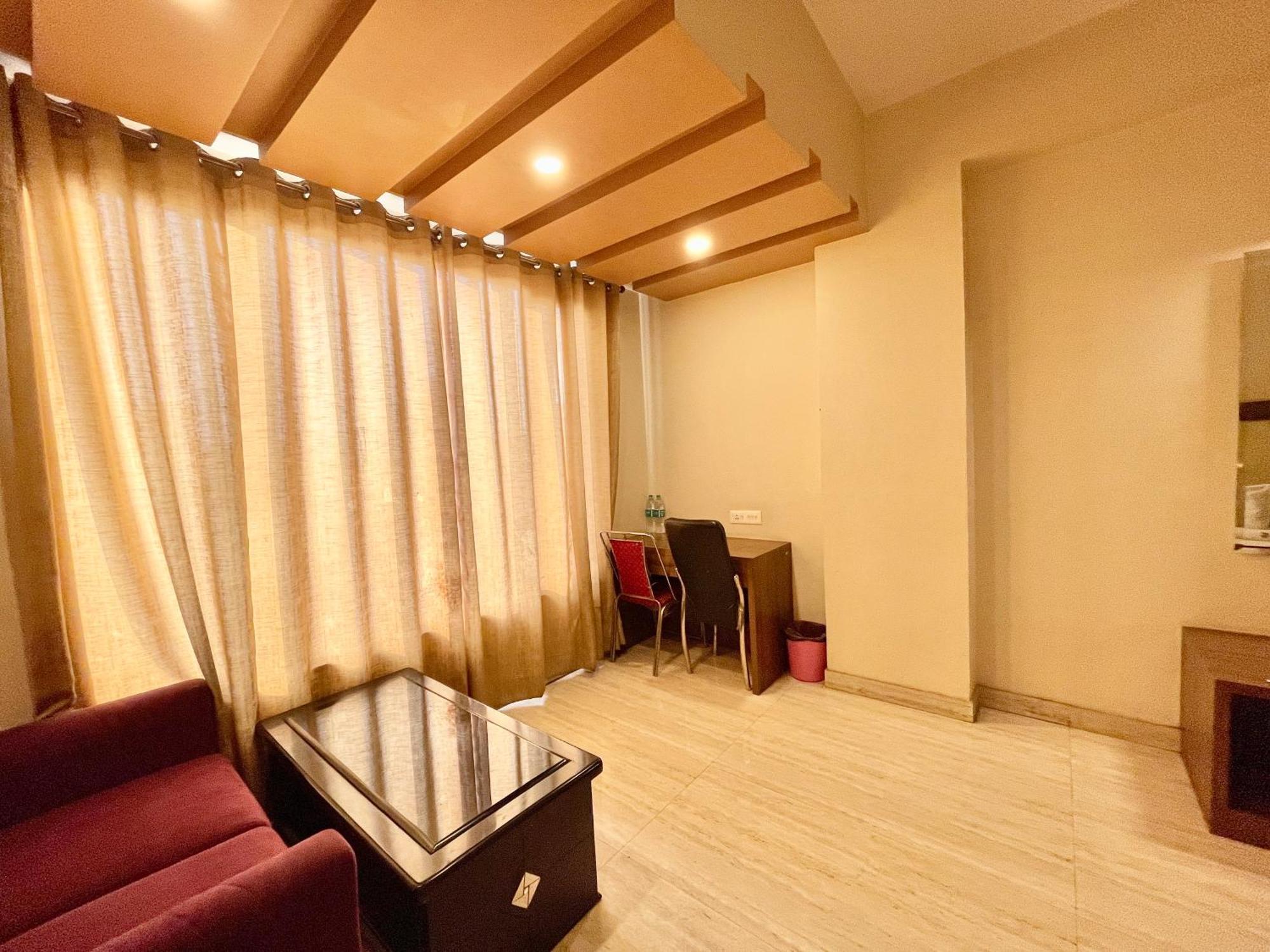 Hotel Rudraksh ! Varanasi !Fully-Air-Conditioned Hotel At Prime Location With Parking Availability, Near Kashi Vishwanath Temple, And Ganga Ghat 2 Zewnętrze zdjęcie