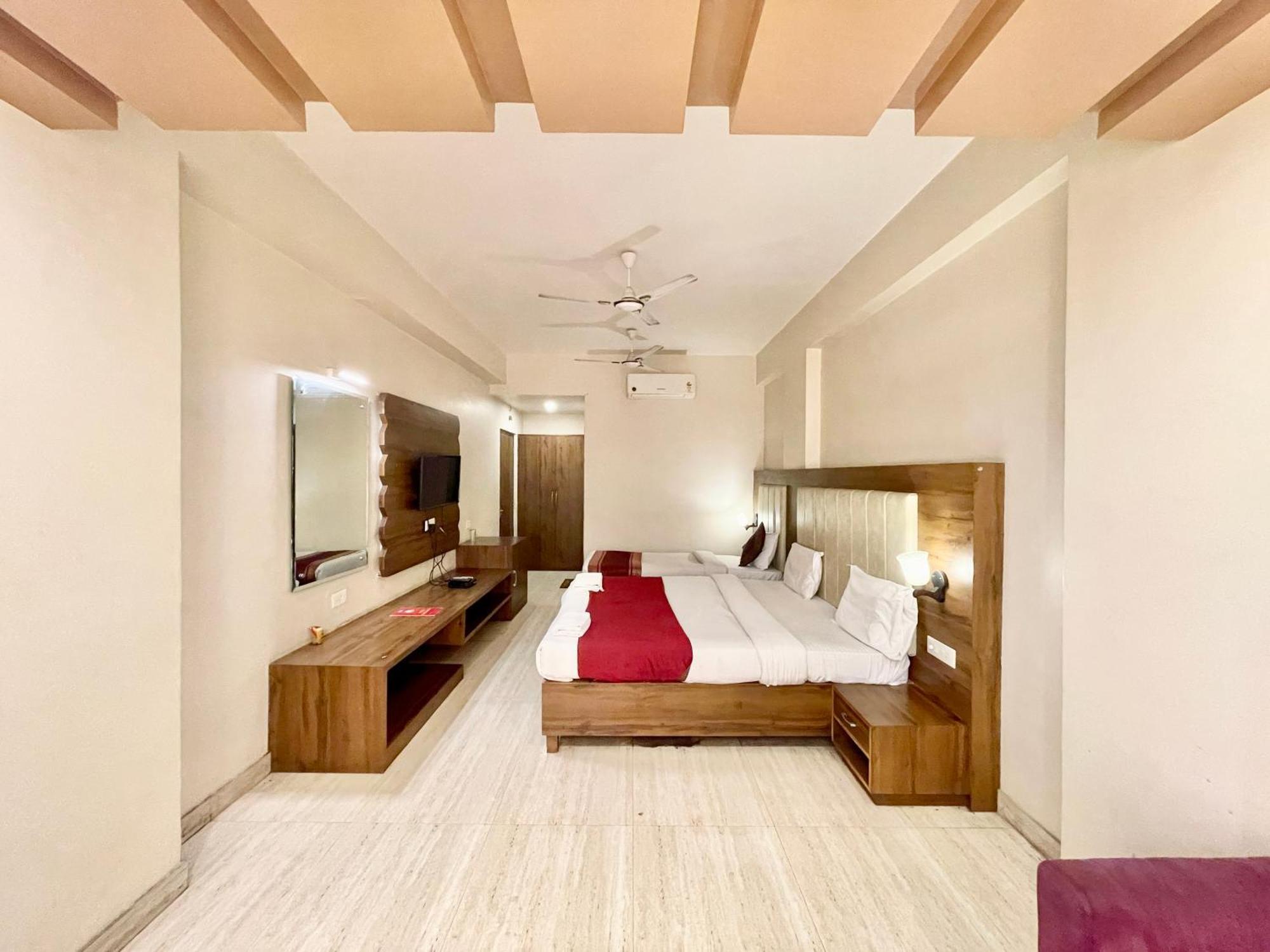 Hotel Rudraksh ! Varanasi !Fully-Air-Conditioned Hotel At Prime Location With Parking Availability, Near Kashi Vishwanath Temple, And Ganga Ghat 2 Zewnętrze zdjęcie