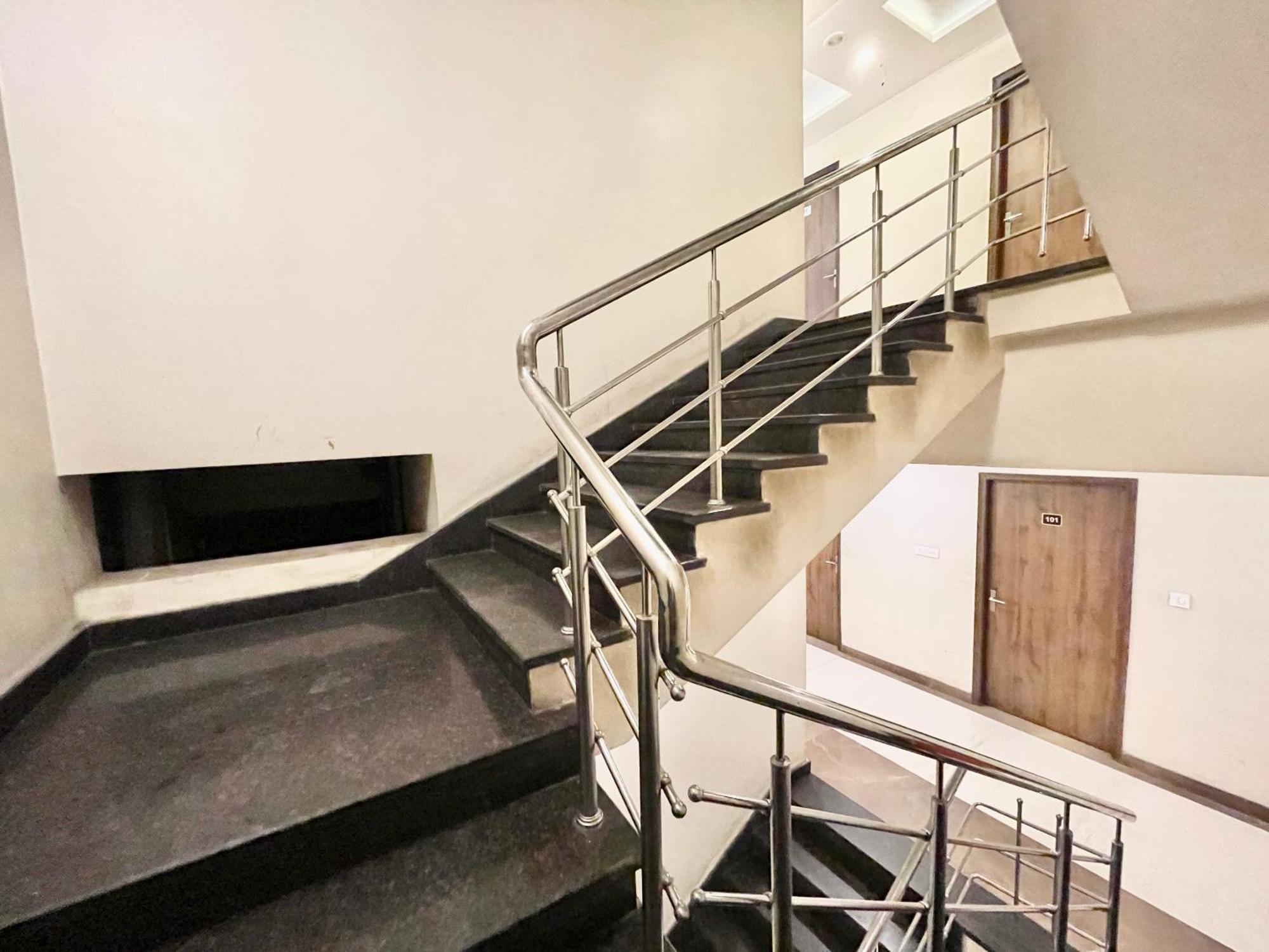 Hotel Rudraksh ! Varanasi !Fully-Air-Conditioned Hotel At Prime Location With Parking Availability, Near Kashi Vishwanath Temple, And Ganga Ghat 2 Zewnętrze zdjęcie