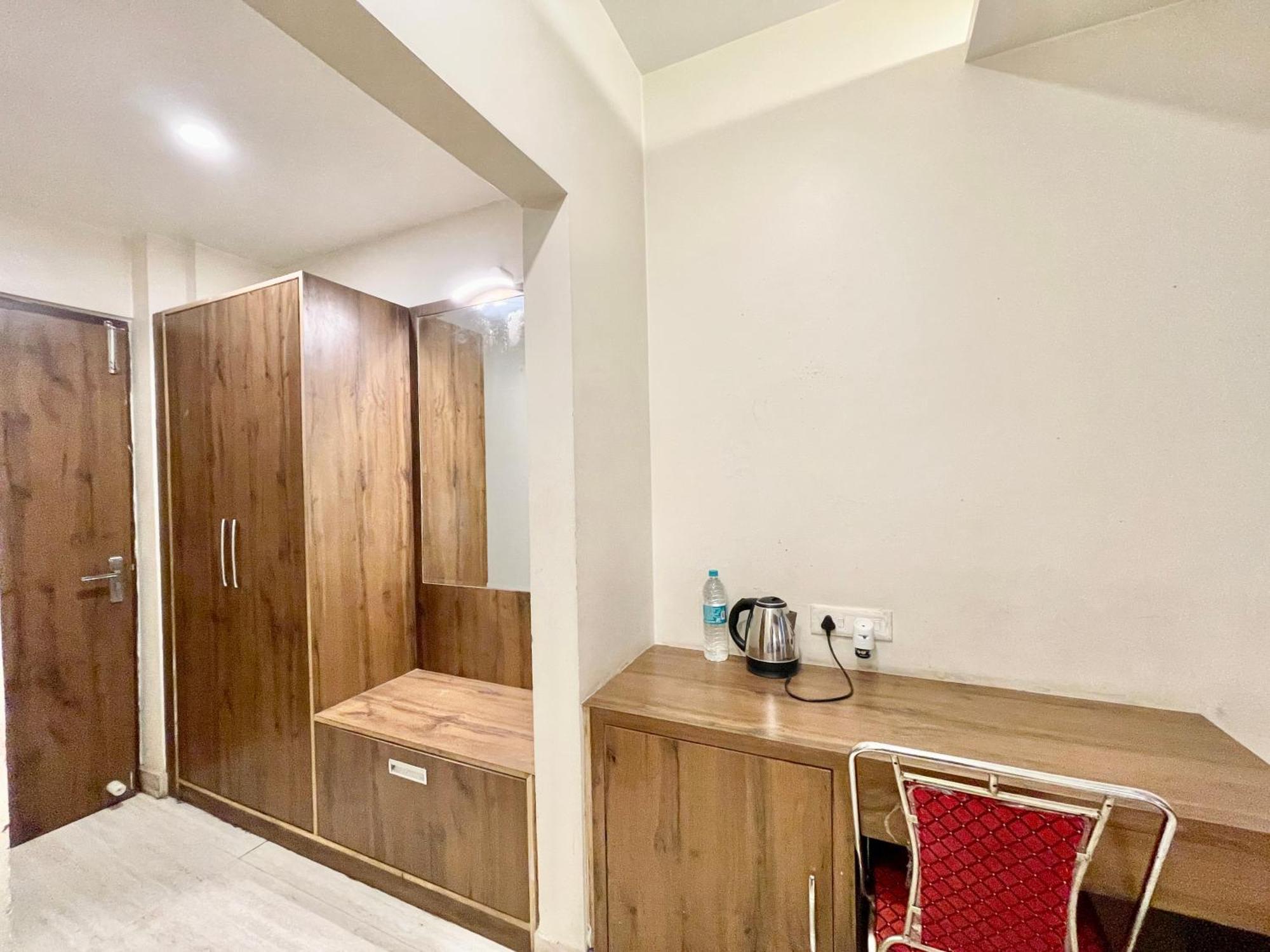 Hotel Rudraksh ! Varanasi !Fully-Air-Conditioned Hotel At Prime Location With Parking Availability, Near Kashi Vishwanath Temple, And Ganga Ghat 2 Zewnętrze zdjęcie