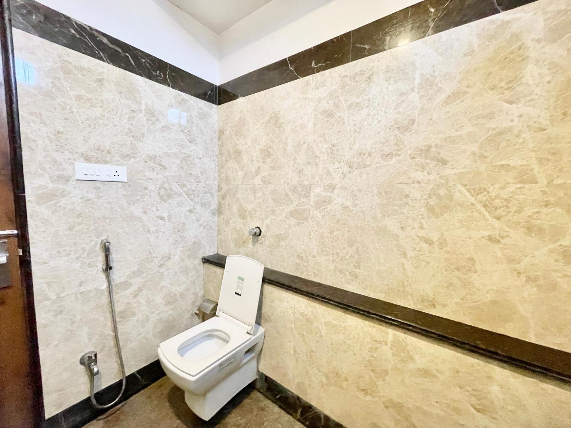 Hotel Rudraksh ! Varanasi !Fully-Air-Conditioned Hotel At Prime Location With Parking Availability, Near Kashi Vishwanath Temple, And Ganga Ghat 2 Zewnętrze zdjęcie
