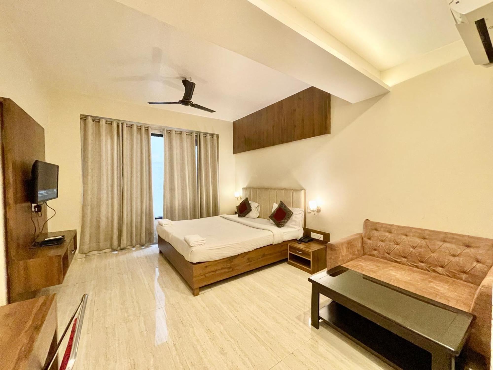 Hotel Rudraksh ! Varanasi !Fully-Air-Conditioned Hotel At Prime Location With Parking Availability, Near Kashi Vishwanath Temple, And Ganga Ghat 2 Zewnętrze zdjęcie