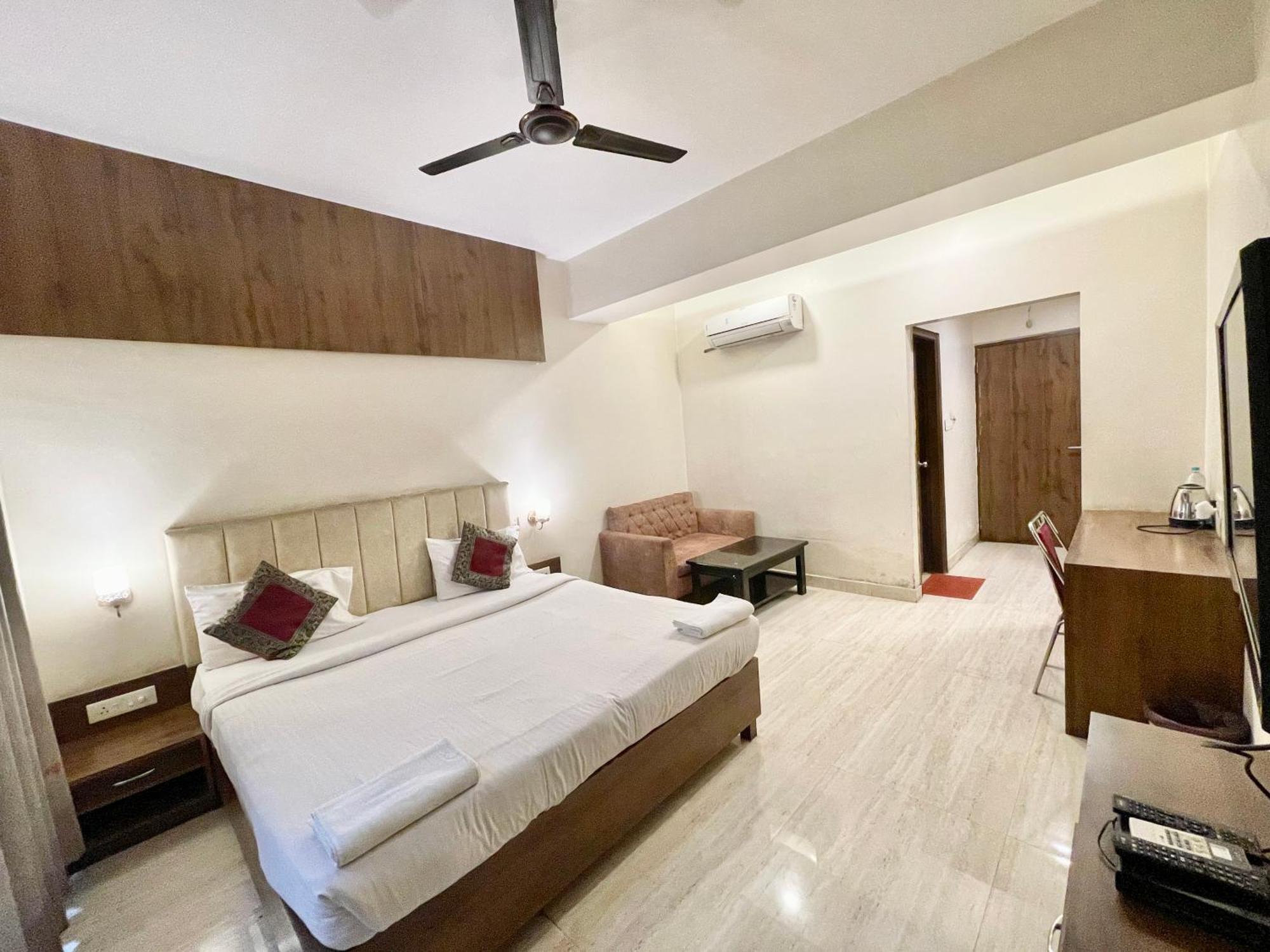 Hotel Rudraksh ! Varanasi !Fully-Air-Conditioned Hotel At Prime Location With Parking Availability, Near Kashi Vishwanath Temple, And Ganga Ghat 2 Zewnętrze zdjęcie