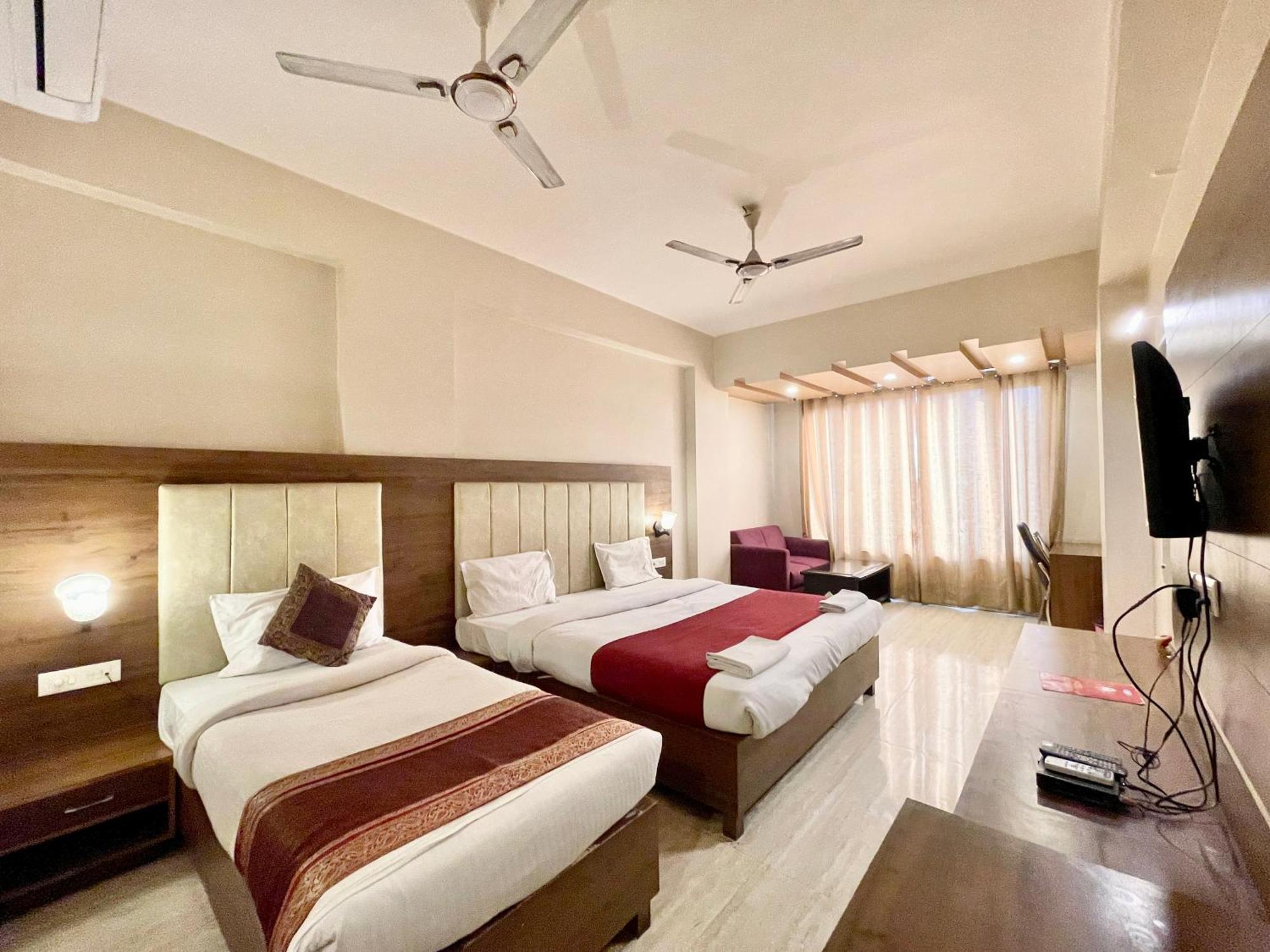 Hotel Rudraksh ! Varanasi !Fully-Air-Conditioned Hotel At Prime Location With Parking Availability, Near Kashi Vishwanath Temple, And Ganga Ghat 2 Zewnętrze zdjęcie