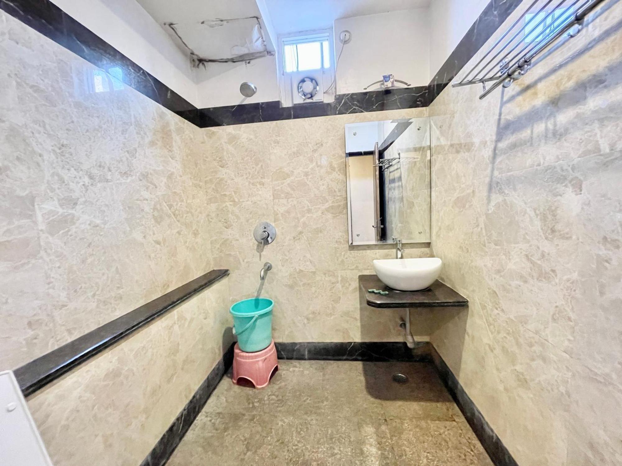 Hotel Rudraksh ! Varanasi !Fully-Air-Conditioned Hotel At Prime Location With Parking Availability, Near Kashi Vishwanath Temple, And Ganga Ghat 2 Zewnętrze zdjęcie