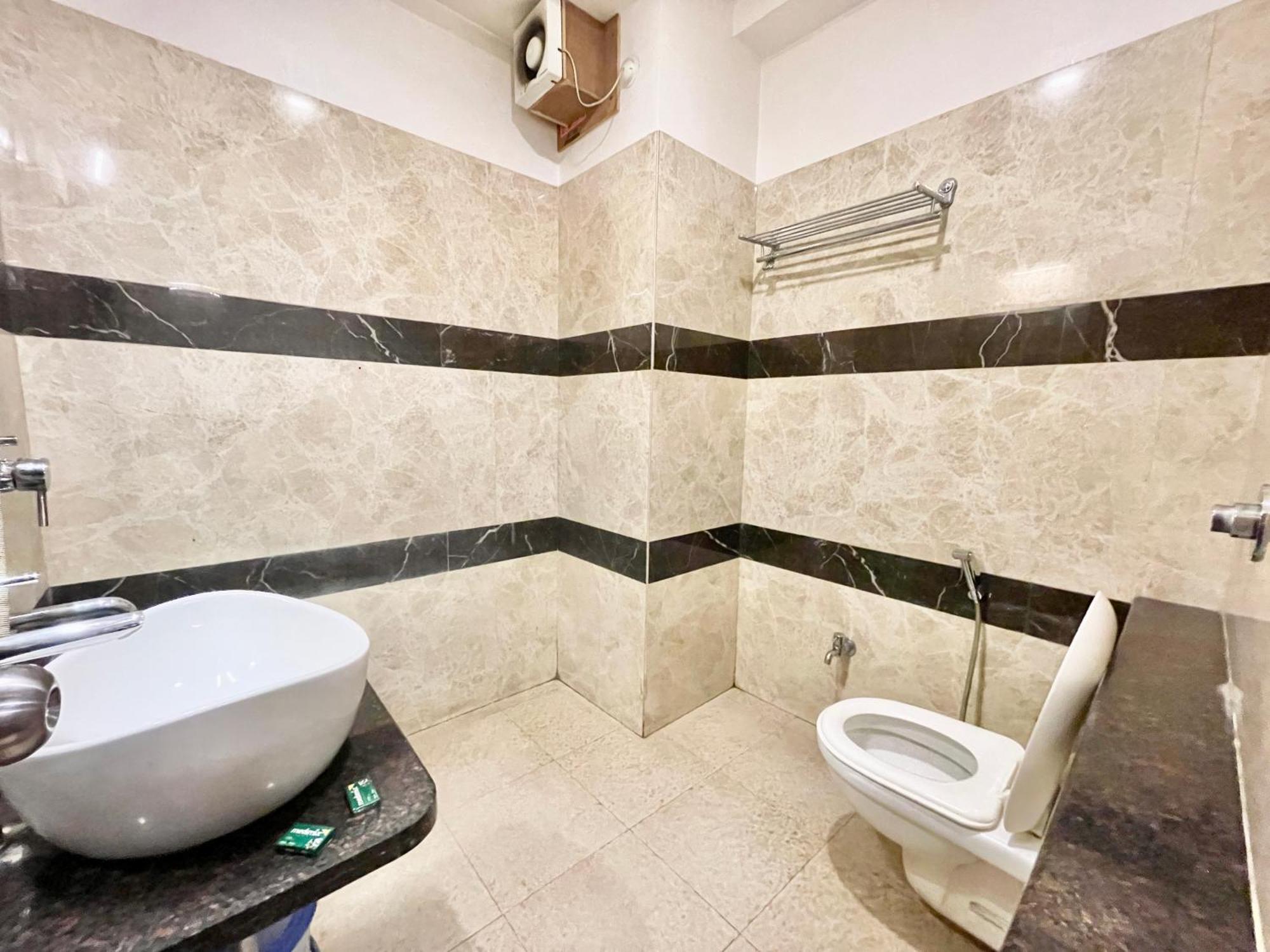 Hotel Rudraksh ! Varanasi !Fully-Air-Conditioned Hotel At Prime Location With Parking Availability, Near Kashi Vishwanath Temple, And Ganga Ghat 2 Zewnętrze zdjęcie