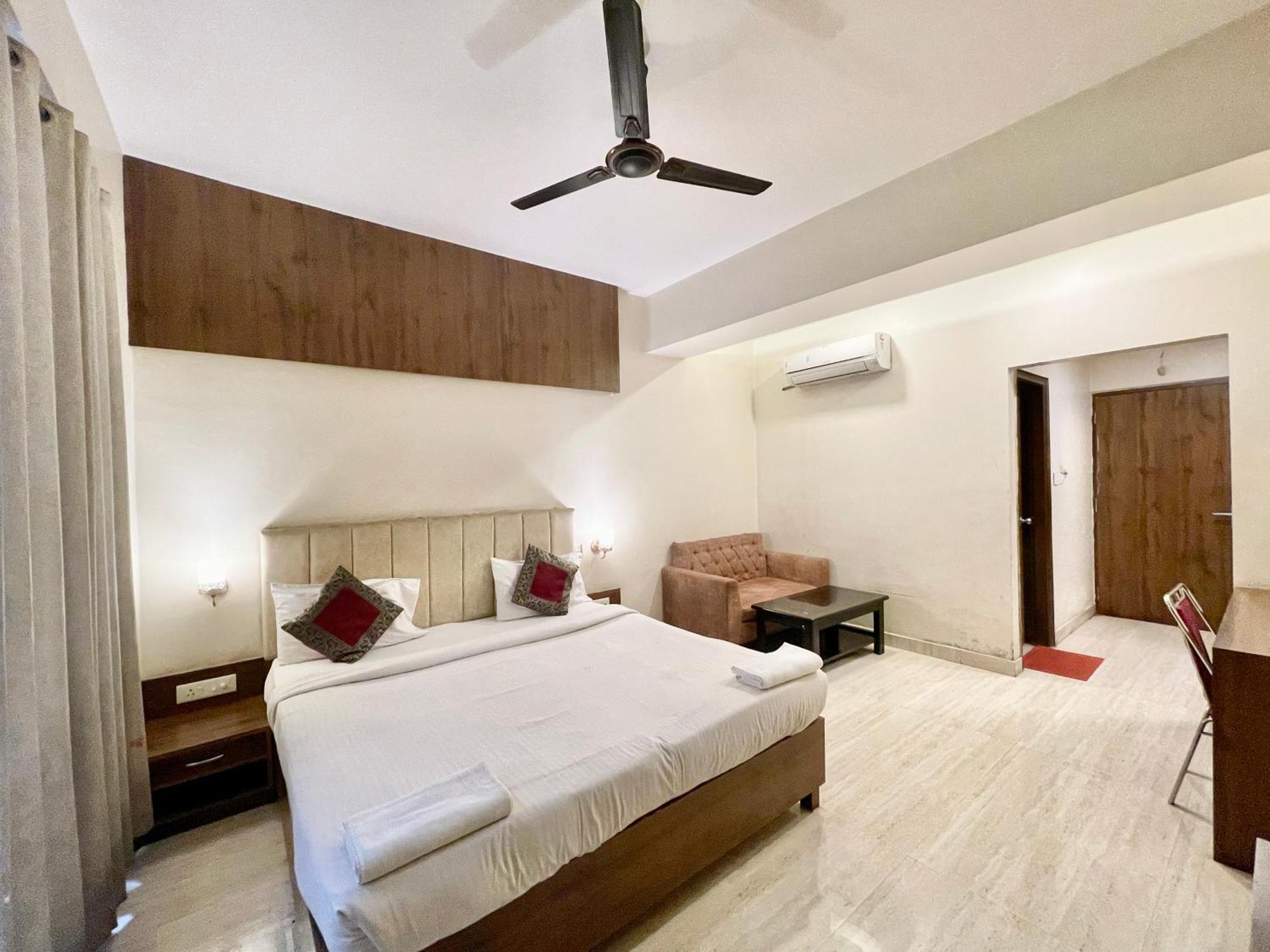 Hotel Rudraksh ! Varanasi !Fully-Air-Conditioned Hotel At Prime Location With Parking Availability, Near Kashi Vishwanath Temple, And Ganga Ghat 2 Zewnętrze zdjęcie