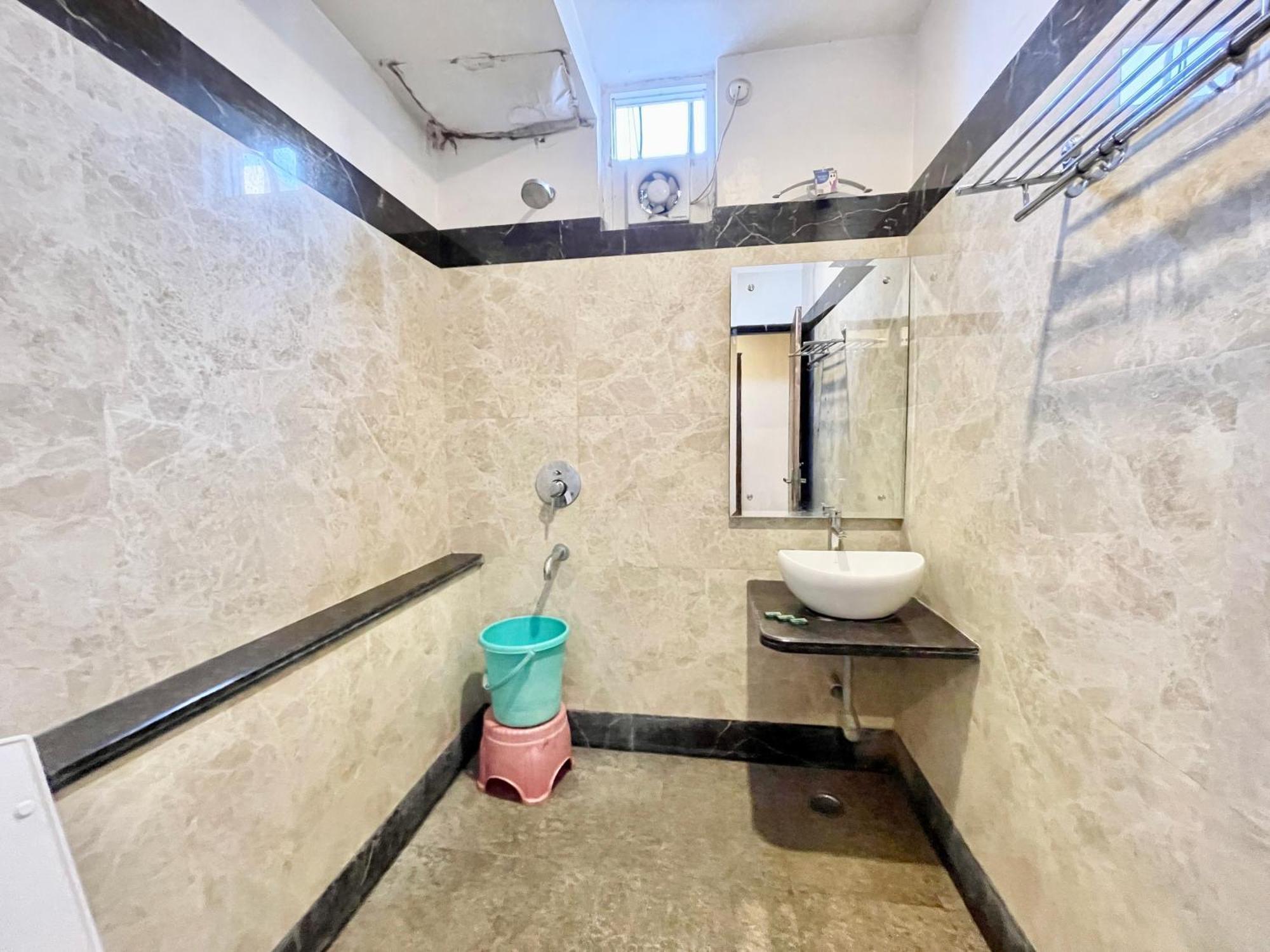 Hotel Rudraksh ! Varanasi !Fully-Air-Conditioned Hotel At Prime Location With Parking Availability, Near Kashi Vishwanath Temple, And Ganga Ghat 2 Zewnętrze zdjęcie