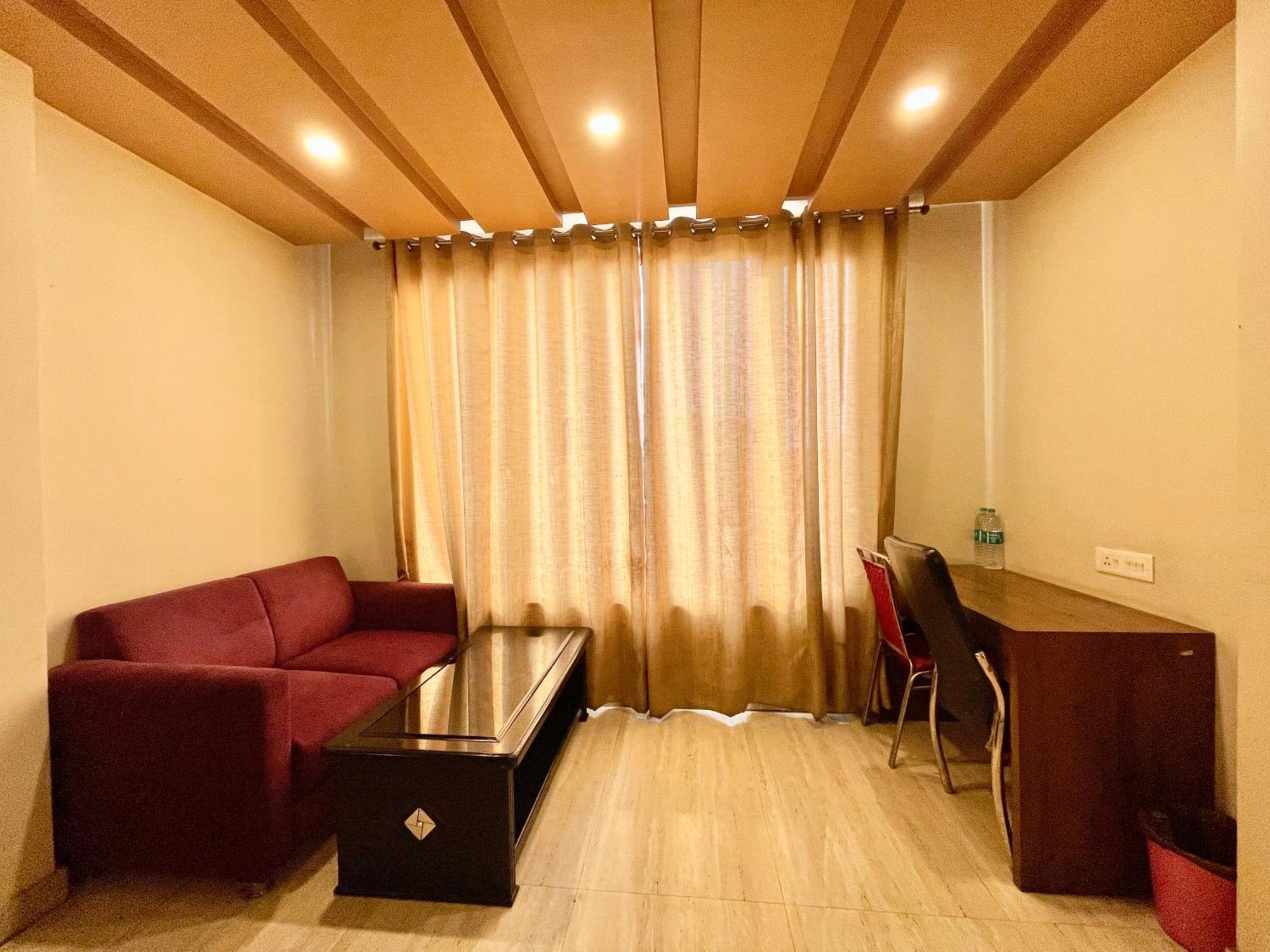 Hotel Rudraksh ! Varanasi !Fully-Air-Conditioned Hotel At Prime Location With Parking Availability, Near Kashi Vishwanath Temple, And Ganga Ghat 2 Zewnętrze zdjęcie