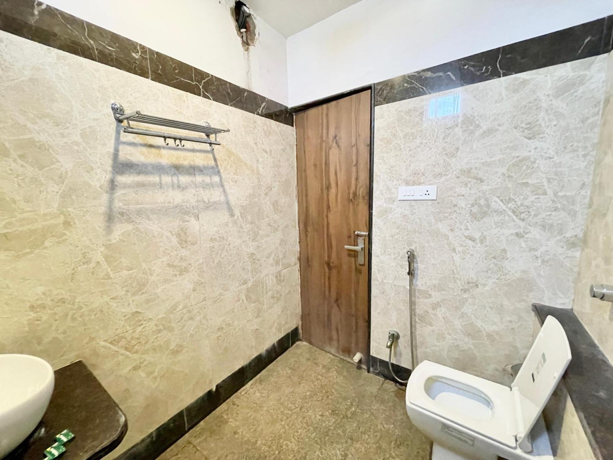 Hotel Rudraksh ! Varanasi !Fully-Air-Conditioned Hotel At Prime Location With Parking Availability, Near Kashi Vishwanath Temple, And Ganga Ghat 2 Zewnętrze zdjęcie