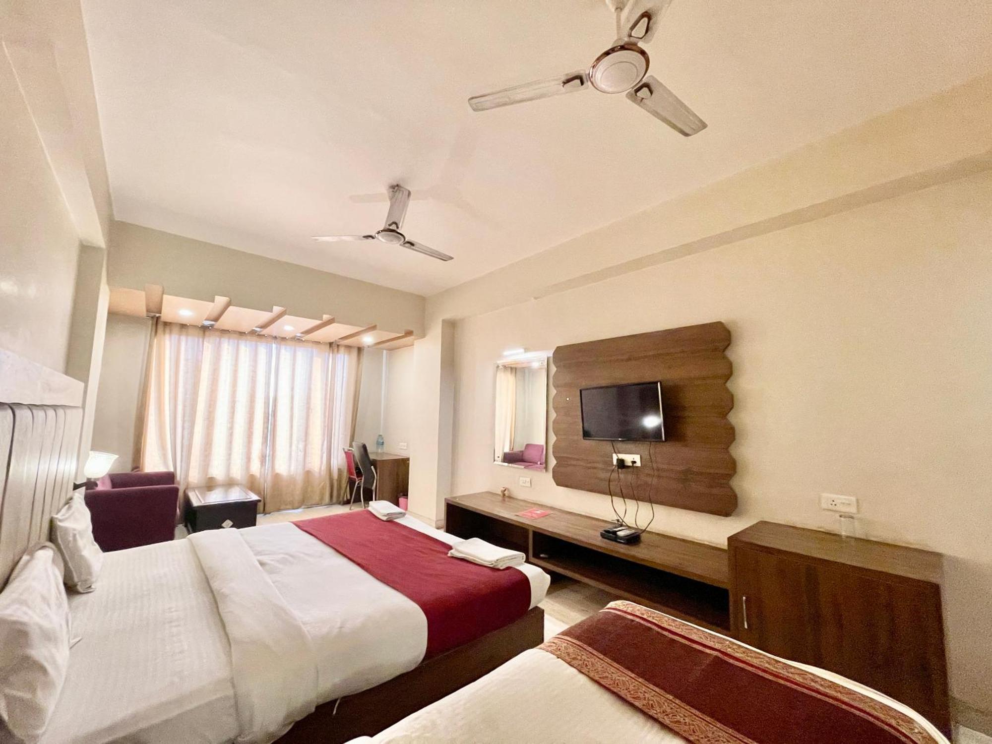 Hotel Rudraksh ! Varanasi !Fully-Air-Conditioned Hotel At Prime Location With Parking Availability, Near Kashi Vishwanath Temple, And Ganga Ghat 2 Zewnętrze zdjęcie
