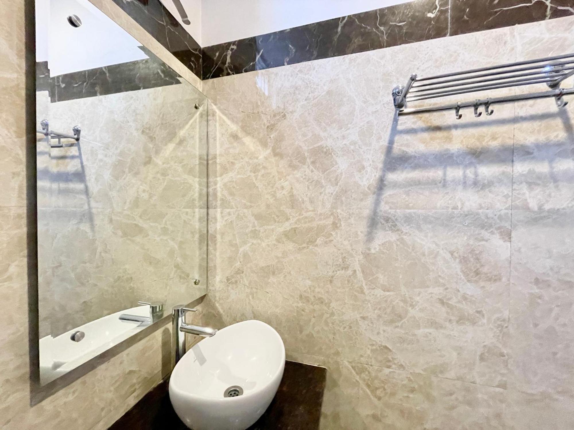 Hotel Rudraksh ! Varanasi !Fully-Air-Conditioned Hotel At Prime Location With Parking Availability, Near Kashi Vishwanath Temple, And Ganga Ghat 2 Zewnętrze zdjęcie