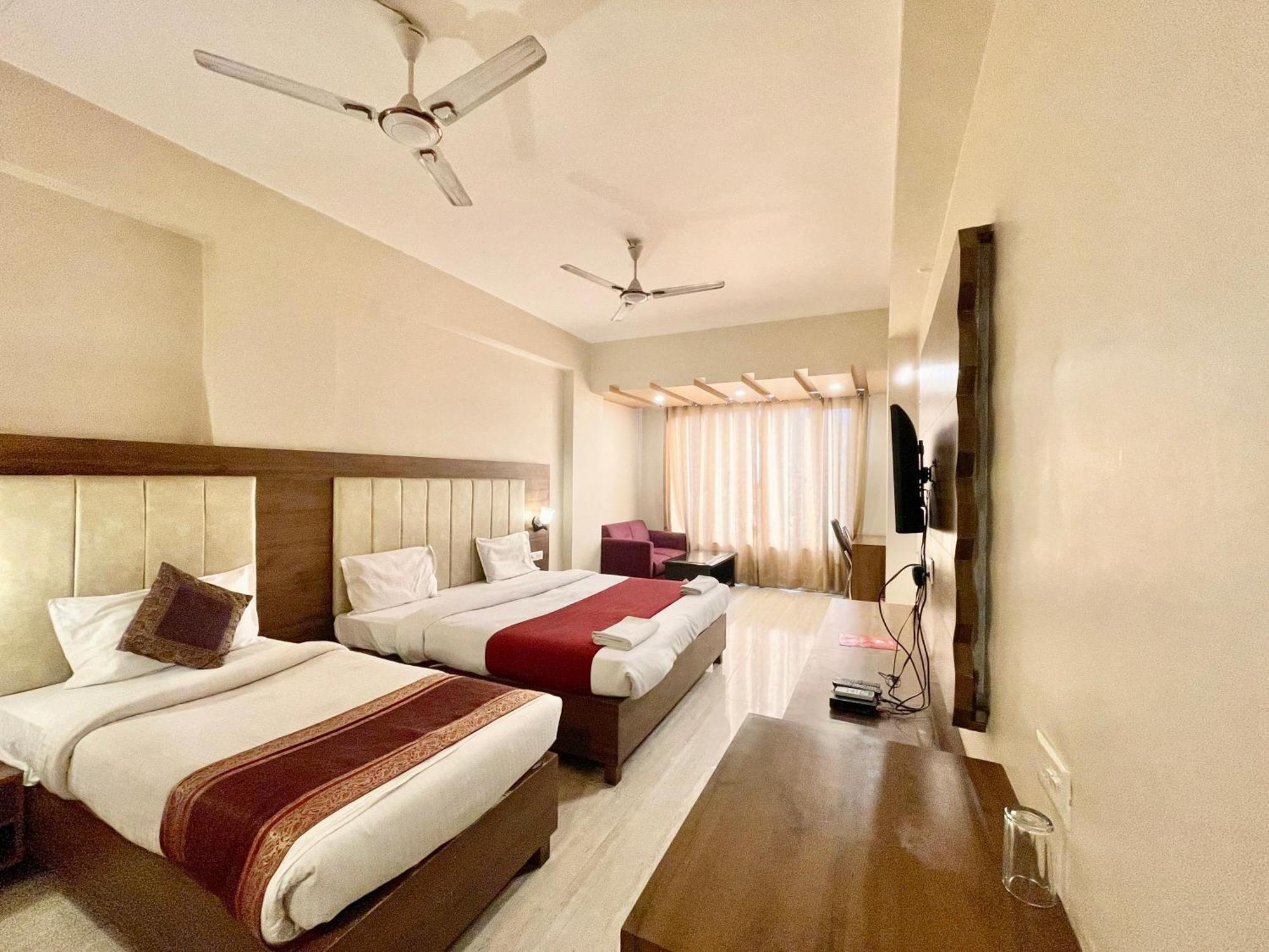 Hotel Rudraksh ! Varanasi !Fully-Air-Conditioned Hotel At Prime Location With Parking Availability, Near Kashi Vishwanath Temple, And Ganga Ghat 2 Zewnętrze zdjęcie